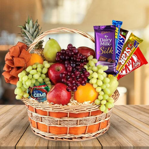 Mouth Watering Gift Hamper of Assorted Chocolates n Fresh Fruits